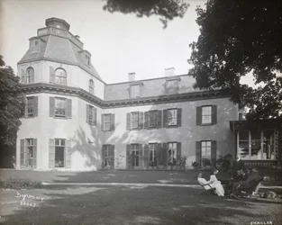 Pessoas sentadas em cadeiras no gramado em frente à residência de Astor Chanler em Barrytown, Nova York, 1907 (impressão em gelatina de prata)